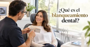 ¿Qué es el blanqueamiento dental? Odontólogo muestra guía de color a paciente en Clínica Fernández, Bogotá